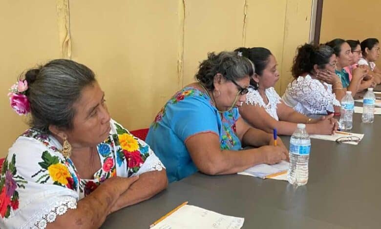 Yucatán crea manual para salvaguardar el bordado maya.