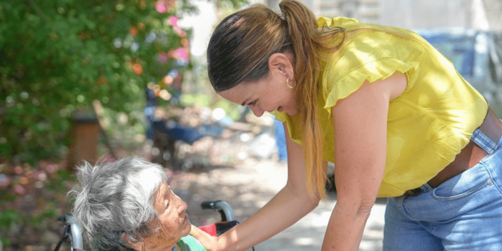 cecilia patrón entregó sillas de ruedas para adultos mayores en el porvenir