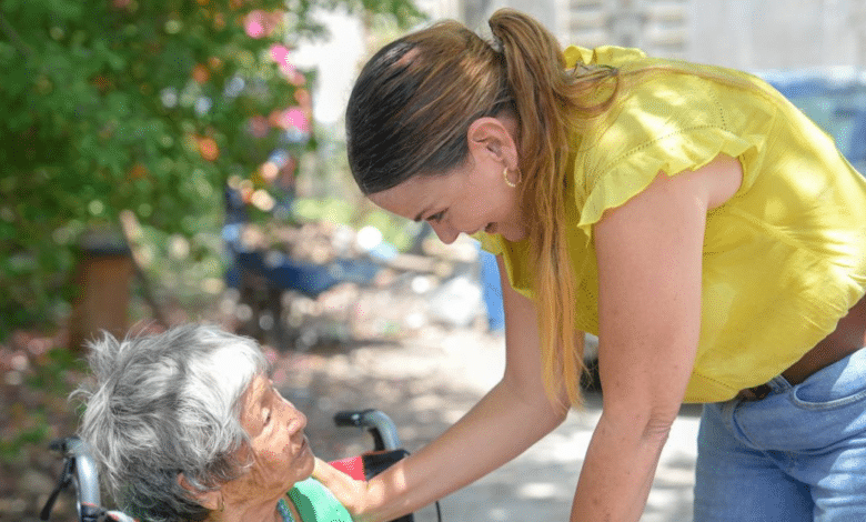 cecilia patrón entregó sillas de ruedas para adultos mayores en el porvenir