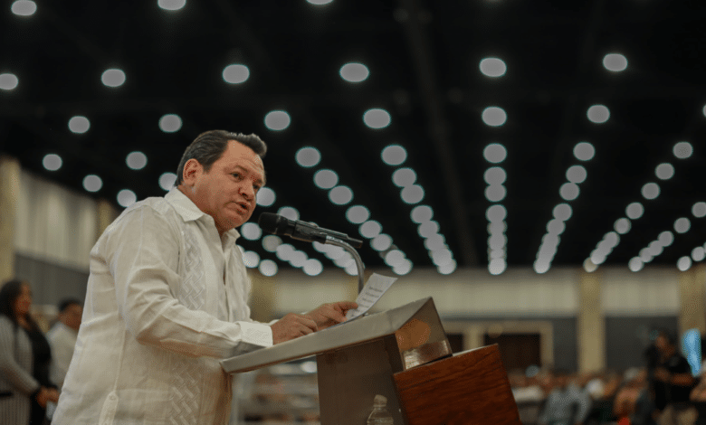 Al encabezar los festejos por el Día del PAEE, el Gobernador Joaquín Díaz Mena anunció mejores prestaciones para el personal de apoyo educativo en Yucatán.