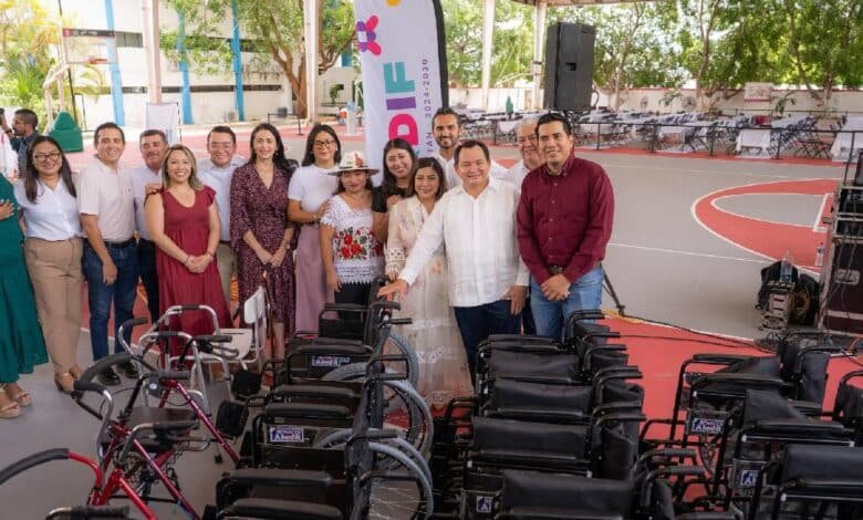 Gobierno de Yucatán entrega apoyos funcionales a personas con discapacidad