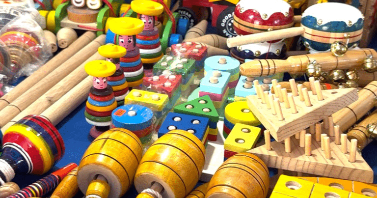 Artesanos mantienen viva la elaboración de juguetes tradicionales, como el trompo y el balero, que siguen atrayendo a turistas nacionales y extranjeros. Muchos los compran para revivir su infancia o compartirlos con las nuevas generaciones.