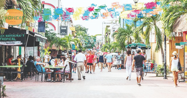 La Quinta Avenida se ha convertido en la calle icónica de Playa del Carmen y del Caribe mexicano gracias a sus atractivos