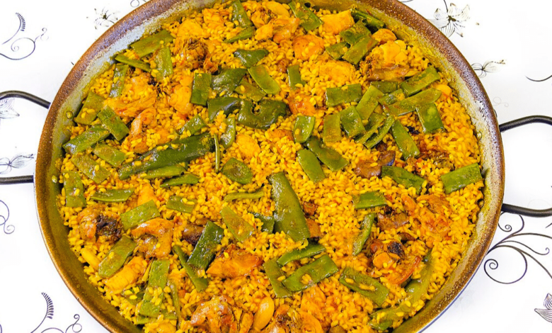 La paella de tradición valenciana a símbolo global de la gastronomía española