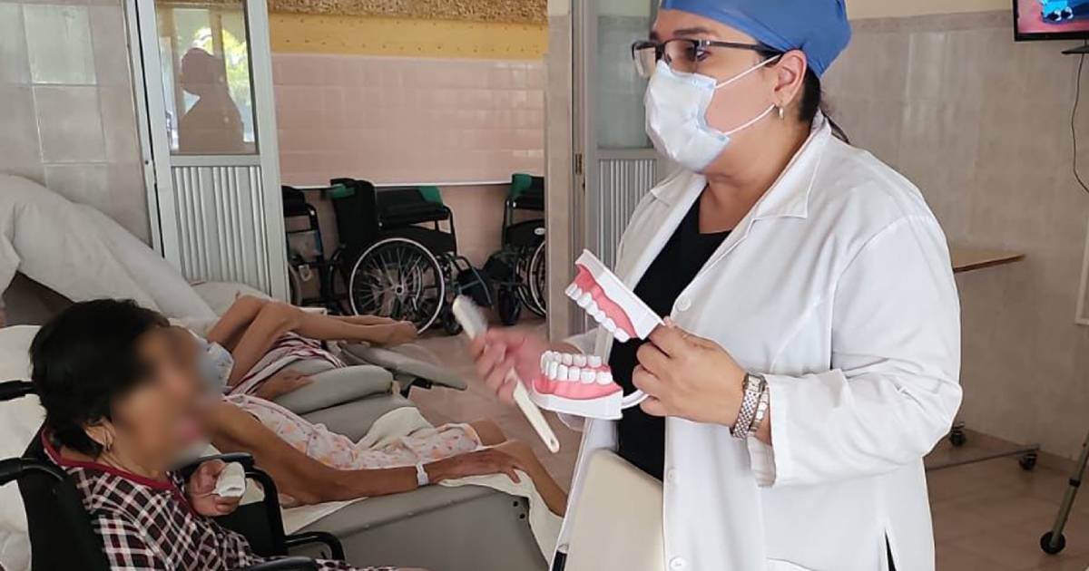 llevan salud bucal a personas mayores en mérida