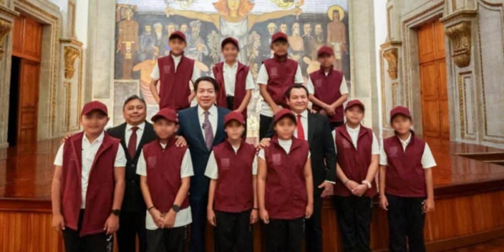 Premian a niñas y niños yucatecos por excelencia académica