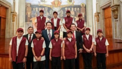 Premian a niñas y niños yucatecos por excelencia académica