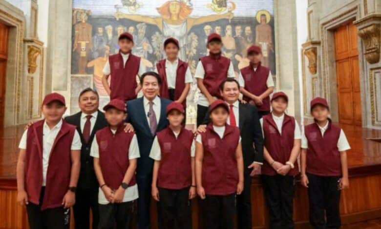 Premian a niñas y niños yucatecos por excelencia académica