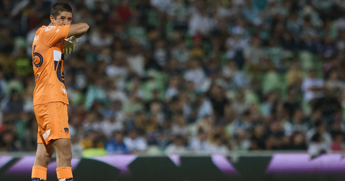 Portero de Pumas llora tras error en su debut en Liga MX