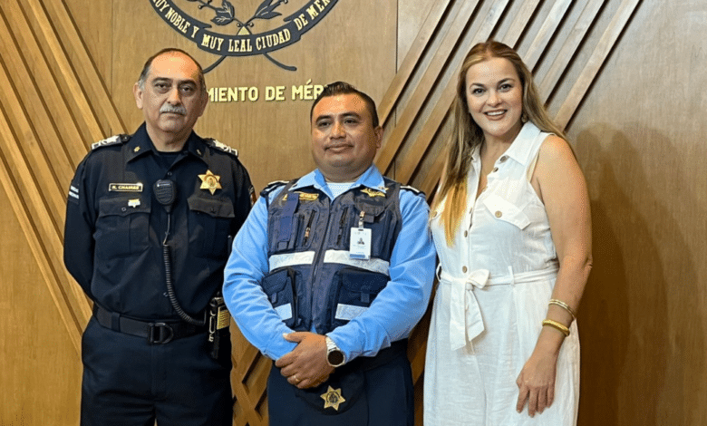 reconoce alcaldesa cecilia patrón a paramédico que asistió parto en el centro de mérida