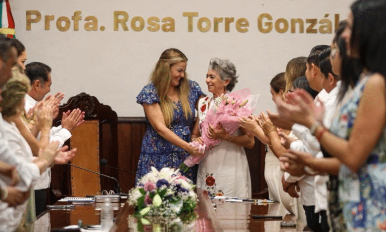 reconocen lucha feminista con la medalla “rosa torre gonzález”