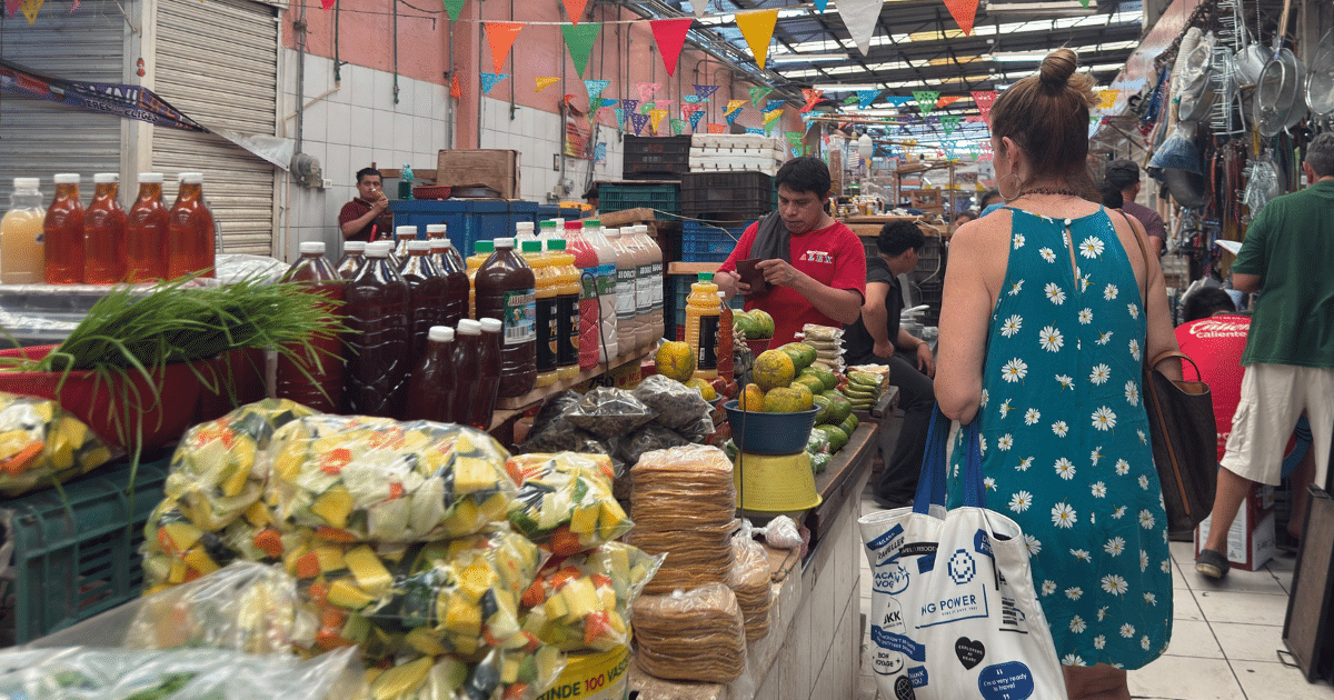 turistas compran frutas y especias únicas en mercados de mérida