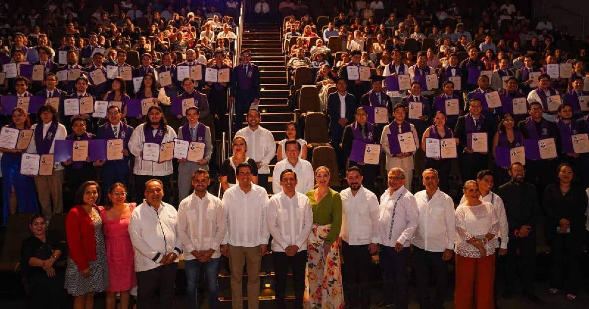 Egresan 98 ingenieros de la UPY en áreas de alta tecnología