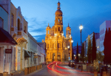 Aguascalientes, ubicado en la región centro del país, es reconocido por la Feria Nacional de San Marcos, sus aguas termales, arquitectura colonial y rutas vinícolas, que lo convierten en un lugar ideal para el turismo cultural, gastronómico y de descanso.