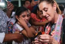 Claudia Sheinbaum entrega créditos a la palabra a mujeres artesanas de Amuzgo (Foto de internet)