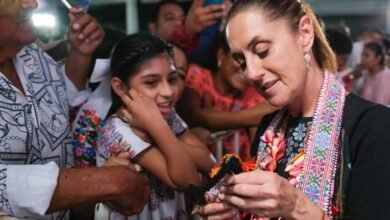 Claudia Sheinbaum entrega créditos a la palabra a mujeres artesanas de Amuzgo (Foto de internet)