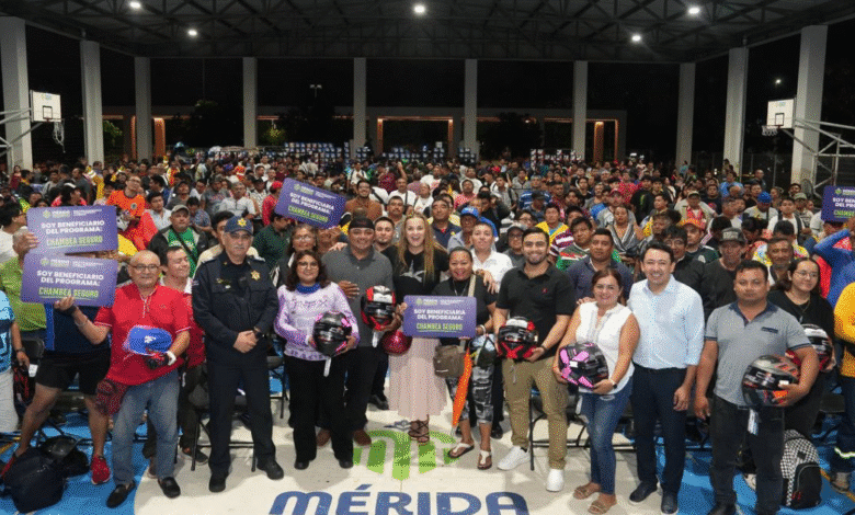cecilia patrón protege a repartidores con entrega de más de 500 cascos certificados