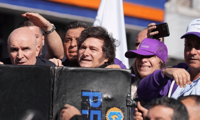 El presidente argentino Javier Milei fue evacuado durante una caravana en Lomas de Zamora luego de que opositores arrojaran piedras contra su comitiva. El mandatario salió ileso, en medio de un clima político marcado por acusaciones de corrupción que involucran a su entorno.