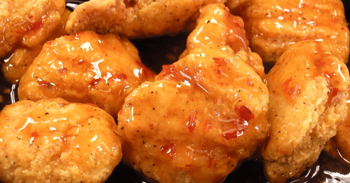 Los boneless de pollo se han convertido en una de las botanas favoritas para reuniones y partidos. Con estas tres recetas de salsas caseras, fáciles y rápidas, podrás disfrutar de un platillo lleno de sabor sin complicaciones.