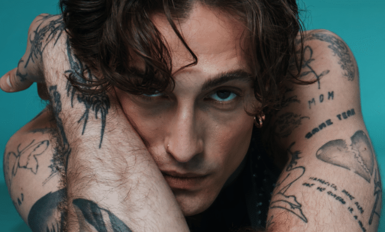 El vocalista italiano Damiano David, conocido por liderar a Måneskin, estrenó el 16 de mayo su álbum debut como solista, Funny Little Fears.