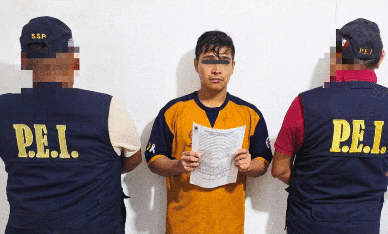 Agentes de la SSP y la FGE detuvieron a un joven de 21 años señalado de asaltar un comercio con máscara de calavera y un arma blanca, llevándose botín de 39 mil pesos.