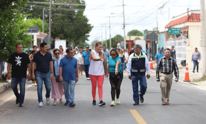 La alcaldesa de Mérida, Cecilia Patrón, entregó la rehabilitación de la calle 10 de Cortés Sarmiento y destacó que su administración ya suma 100 kilómetros de calles repavimentadas y nuevas, además de 550 mil metros cuadrados de bacheo.
