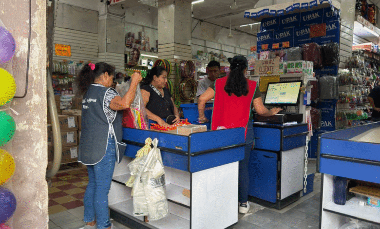 Con el inicio del ciclo escolar 2025-2026, familias abarrotan papelerías del centro de Mérida para comprar útiles escolares y mochilas, con un gasto promedio de entre 1,000 y 3,000 pesos, según escuela y grado.