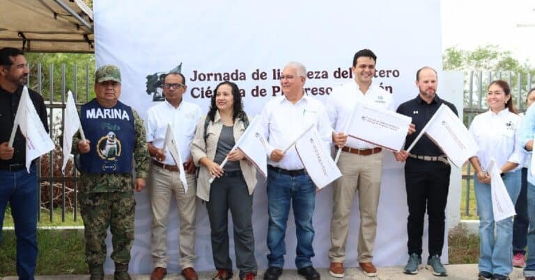 Impulsan autoridades y ciudadanía limpieza del estero Ciénega de Progreso (Foto de internet)