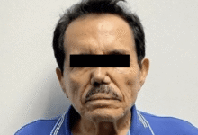 Ismael “El Mayo” Zambada, cofundador del Cártel de Sinaloa, aceptó dos cargos por crimen organizado en una corte de Nueva York. Como parte de su acuerdo judicial, se comprometió a pagar 15 mil millones de dólares y podría colaborar como testigo protegido en Estados Unidos.