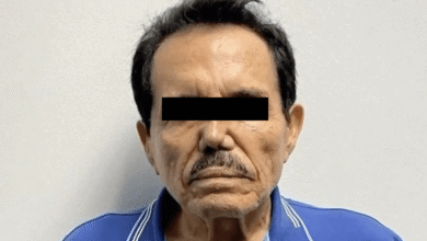 Ismael “El Mayo” Zambada, cofundador del Cártel de Sinaloa, aceptó dos cargos por crimen organizado en una corte de Nueva York. Como parte de su acuerdo judicial, se comprometió a pagar 15 mil millones de dólares y podría colaborar como testigo protegido en Estados Unidos.