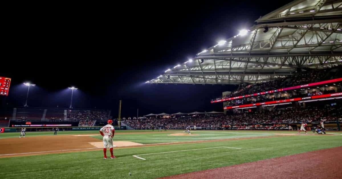 Niño en terapia intensiva tras pelotazo en juego de los Diablos Rojos