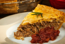 Preparar un pastel de carne es más sencillo de lo que parece. Con ingredientes básicos como carne molida, huevo y pan rallado, puedes elaborar un platillo perfecto para comidas familiares o reuniones especiales, acompañado de puré, ensaladas o verduras al vapor.