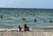 Pese al llamado de no entrar al mar, las playas permanecen abarrotadas, aunque hoy muestran un color más transparente y limpio