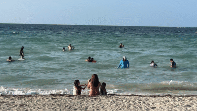Pese al llamado de no entrar al mar, las playas permanecen abarrotadas, aunque hoy muestran un color más transparente y limpio