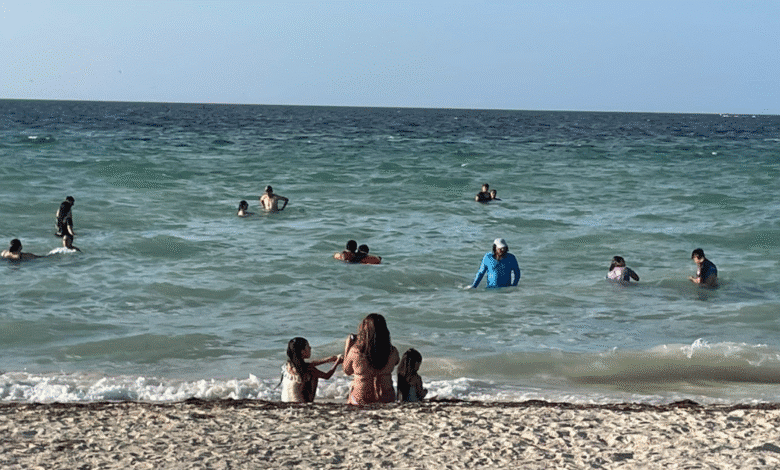 Pese al llamado de no entrar al mar, las playas permanecen abarrotadas, aunque hoy muestran un color más transparente y limpio