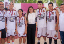 La Presidenta Honoraria del DIF Yucatán, Mtra. Wendy Méndez Naal, encabezó la premiación de los 12 equipos participantes, entregando medallas, placas y material deportivo.