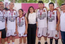 La Presidenta Honoraria del DIF Yucatán, Mtra. Wendy Méndez Naal, encabezó la premiación de los 12 equipos participantes, entregando medallas, placas y material deportivo.