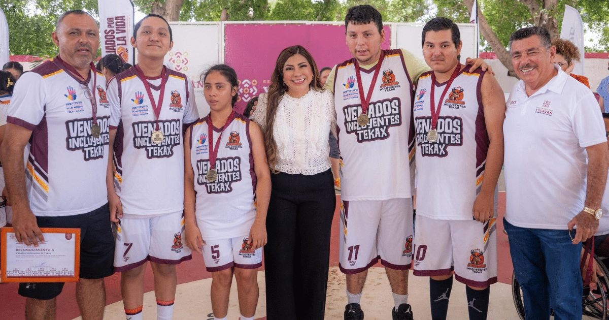 La Presidenta Honoraria del DIF Yucatán, Mtra. Wendy Méndez Naal, encabezó la premiación de los 12 equipos participantes, entregando medallas, placas y material deportivo.