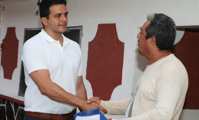 rihani gonzález escucha a vecinos de chelem en caminata previa a su primer informe