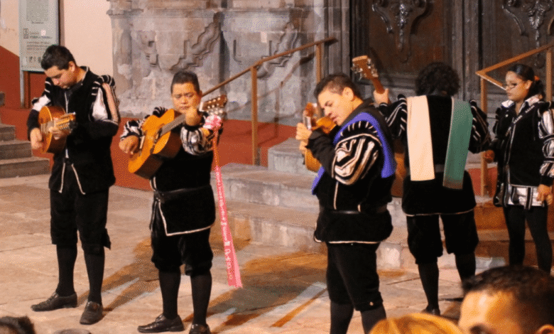 Las callejoneadas de Guanajuato combinan música, humor, leyendas y tradición, cerrando en el icónico Callejón del Beso.