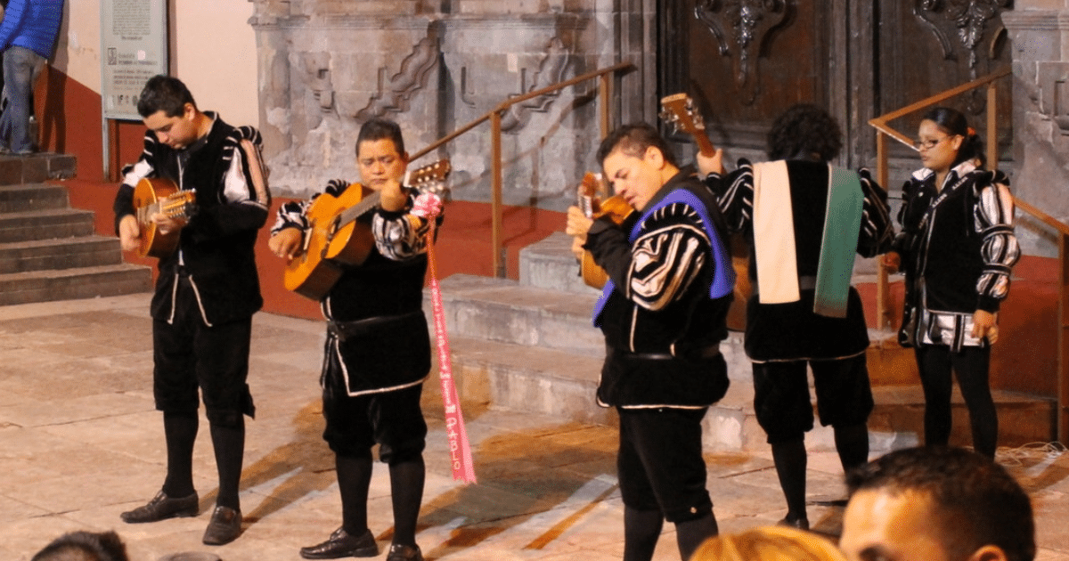 Las callejoneadas de Guanajuato combinan música, humor, leyendas y tradición, cerrando en el icónico Callejón del Beso.