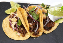 Tacos de short rib con reducción de chile pasilla y espuma de aguacate