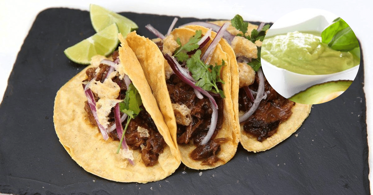 Tacos de short rib con reducción de chile pasilla y espuma de aguacate