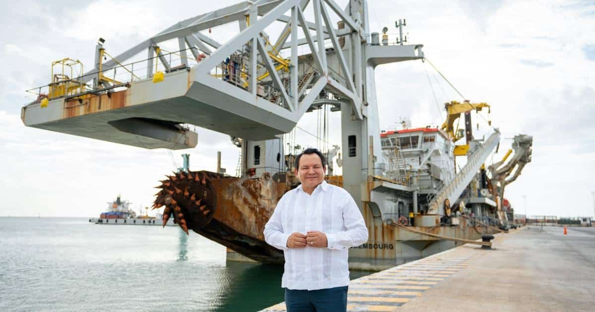visita el gobernador joaquín díaz mena el buque de dragado fernando magallanes