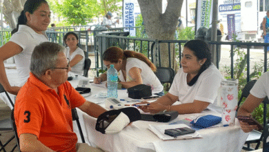 adultos mayores aprovechan feria de la salud en plaza grande de mérida