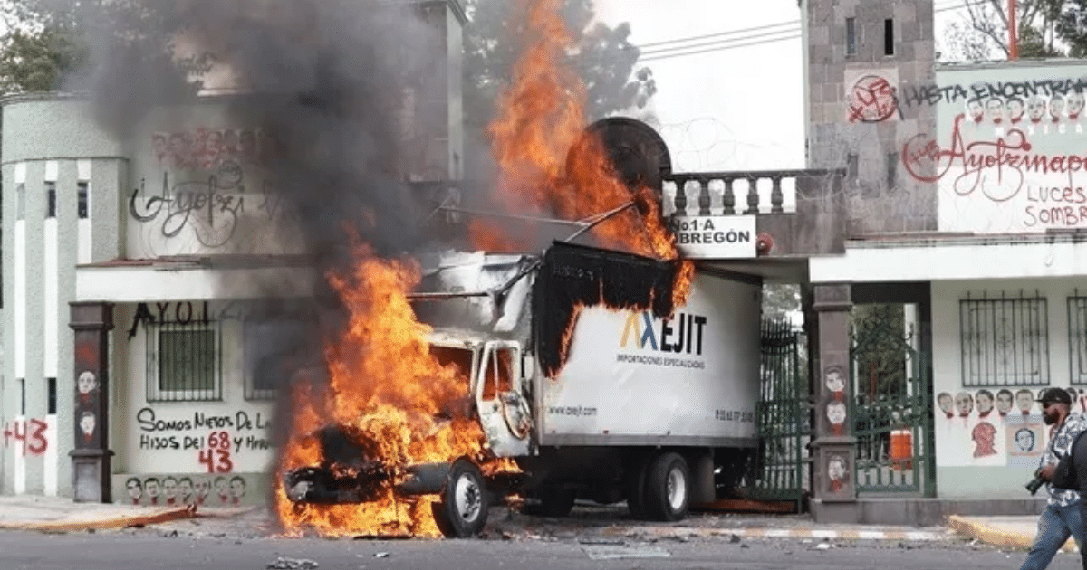Encubiertos irrumpieron en las instalaciones militares de Naucalpan con un camión que luego fue incendiado, en el marco de las protestas por los 43 normalistas desaparecidos en 2014.