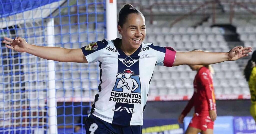 charlyn corral coquetea con la idea del jugar en el america 2