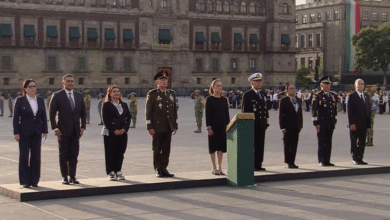 Claudia Sheinbaum iza bandera a media asta en memoria de víctimas de los sismos de 1985 y 2017