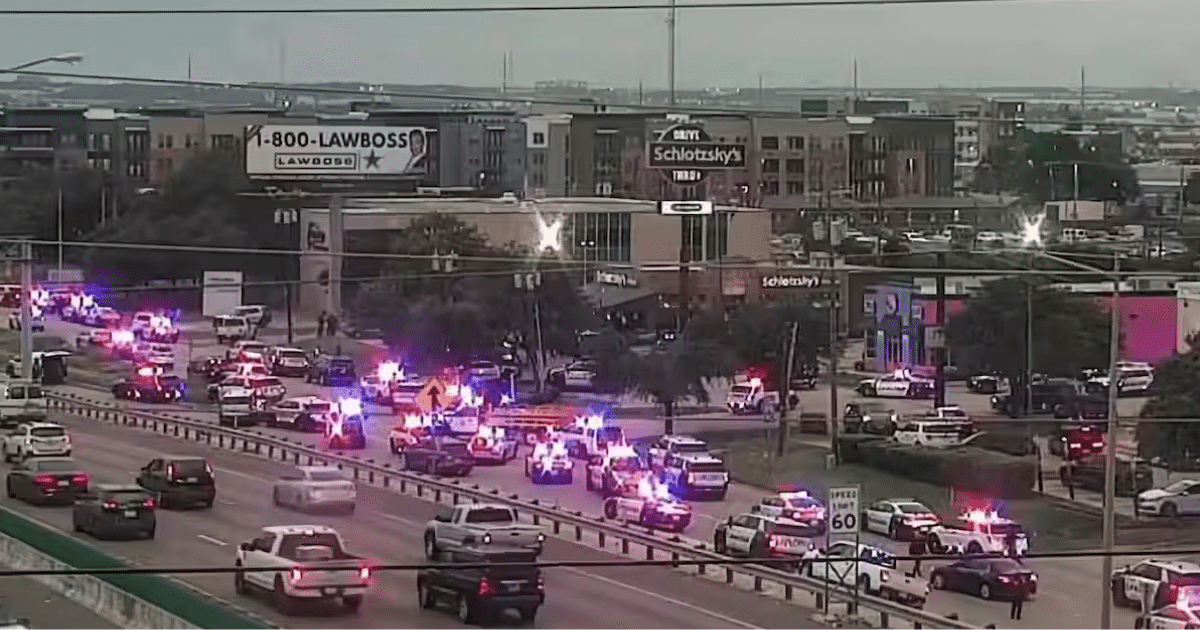 Un ataque armado sacudió este miércoles una instalación del Servicio de Inmigración y Control de Aduanas (ICE) en Dallas. El sospechoso abrió fuego desde un inmueble cercano, dejando una víctima mortal y dos heridos hospitalizados. El atacante murió por una herida autoinfligida.