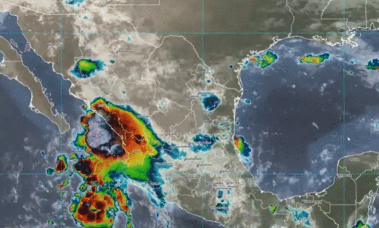 El Servicio Meteorológico Nacional confirmó que la depresión tropical Doce-E evolucionó a tormenta tropical Lorena, ubicada a 385 km de Manzanillo; se esperan lluvias intensas, vientos fuertes y oleaje elevado en varios estados del Pacífico mexicano.